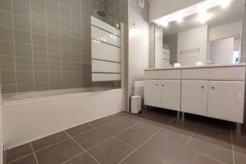 Large Apartment With Terrace Near Cit� Du Vin