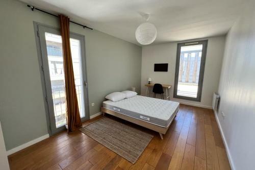 Large Apartment With Terrace Near Cit� Du Vin
