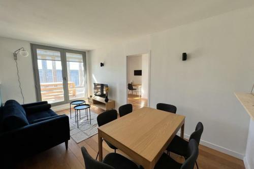 Large Apartment With Terrace Near Cit� Du Vin