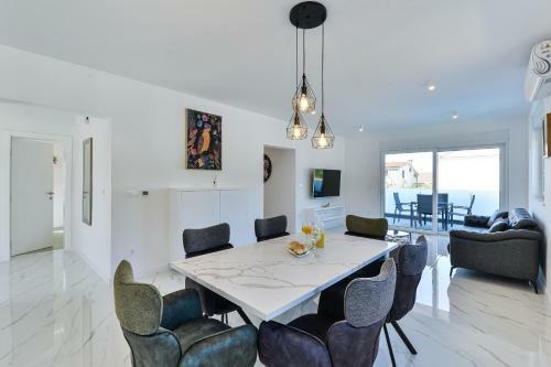 Apartamento Villa Div With Pool