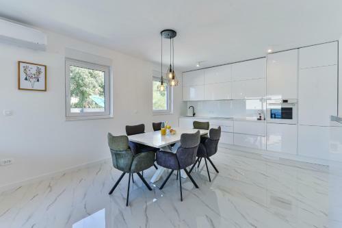 Apartamento Villa Div With Pool