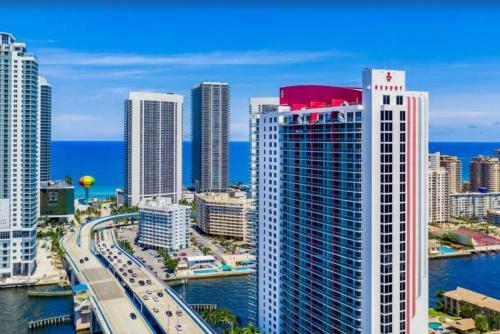 Chic 1br 1bth W Water Views Balcony Modern Kitchen Pool Gym