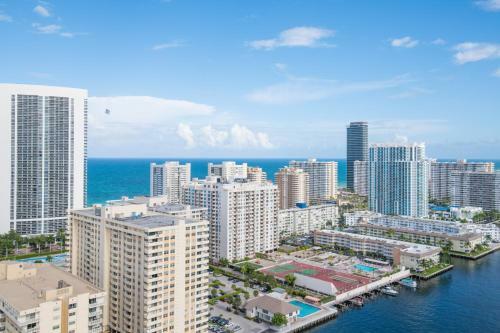Chic 1br 1bth W Water Views Balcony Modern Kitchen Pool Gym