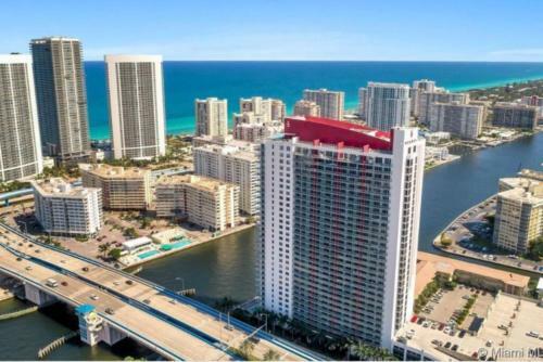 Beautiful Florida City View Balcony Gym Pool