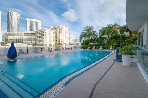 Pool Resor Modern Apartment 2 Br 2 Br Pool