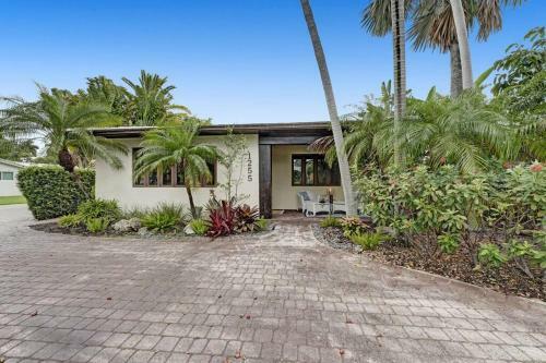 Professionally Decorated Luxury 3br & Private Pool