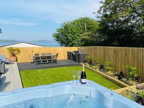 Spacious, Contemporary Seaside Luxury With Hot Tub