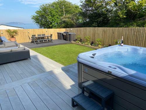 Spacious, Contemporary Seaside Luxury With Hot Tub