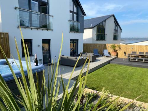 Spacious, Contemporary Seaside Luxury With Hot Tub