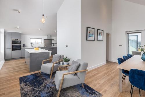 Spacious, Contemporary Seaside Luxury With Hot Tub
