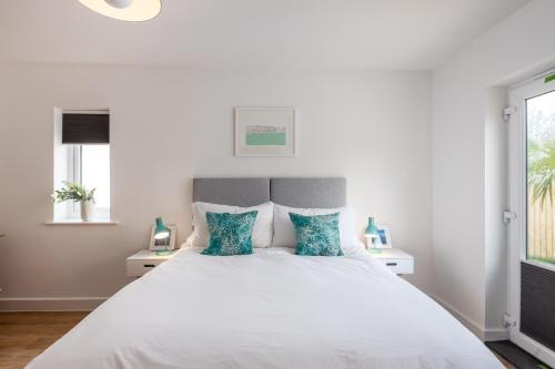 Spacious, Contemporary Seaside Luxury With Hot Tub