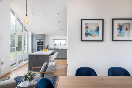 Spacious, Contemporary Seaside Luxury With Hot Tub