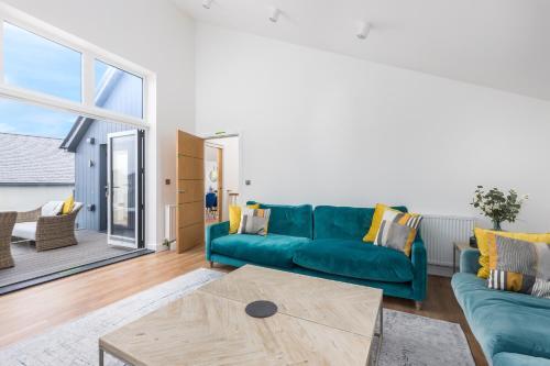 Spacious, Contemporary Seaside Luxury With Hot Tub
