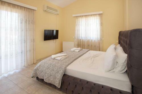 Villa With Private-heated S.pool-theologos By Ghh
