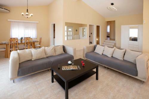 Villa With Private-heated S.pool-theologos By Ghh