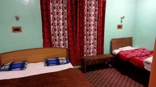 Hostal Hotel Queen Palace