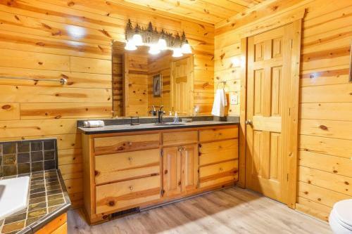 Villa Cozy Creekside Log Cabin W Firepit, Hot Tub, Wifi