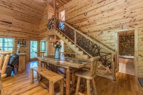Villa Cozy Creekside Log Cabin W Firepit, Hot Tub, Wifi