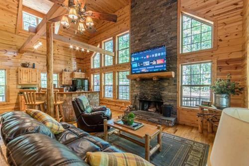 Villa Cozy Creekside Log Cabin W Firepit, Hot Tub, Wifi