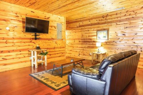 Villa Cozy Creekside Log Cabin W Firepit, Hot Tub, Wifi