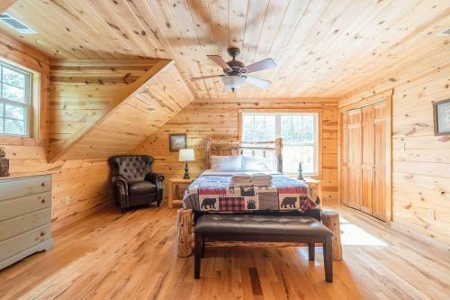 Villa Cozy Creekside Log Cabin W Firepit, Hot Tub, Wifi
