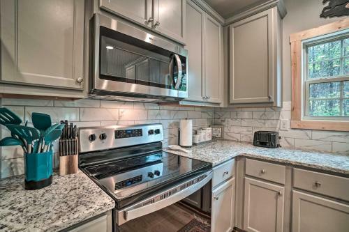 Stunning Helen Getaway With Private Hot Tub!