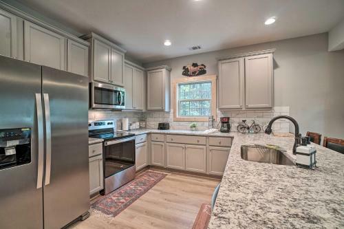 Stunning Helen Getaway With Private Hot Tub!