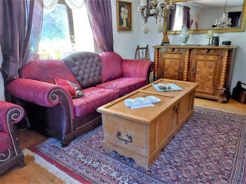 Regal Holiday Home In Geroldsgr�n With Garden