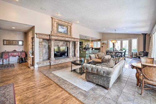 Vivid Twin Falls Retreat With Snake River Views