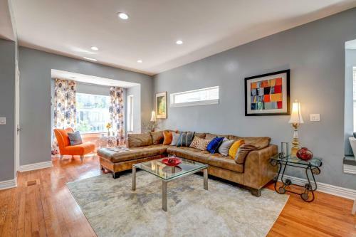 Large 6 Bedroom House 4 Parking Downtown 15min