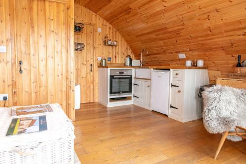 Luxury Log Cabin With Wood Fired Hot Tub