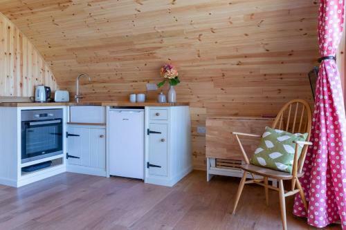 Luxury Log Cabin With Wood Fired Hot Tub