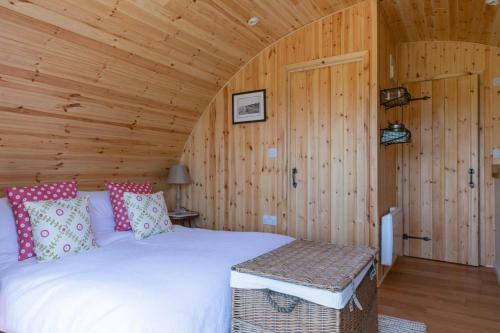 Luxury Log Cabin With Wood Fired Hot Tub