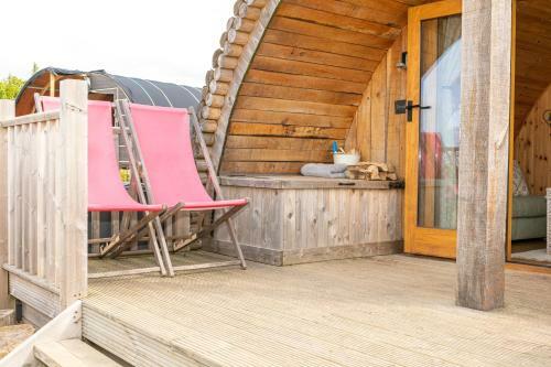 Luxury Log Cabin With Wood Fired Hot Tub