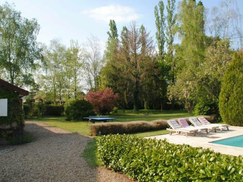 Magnificient Mansion Located In Burgundy With A Pool
