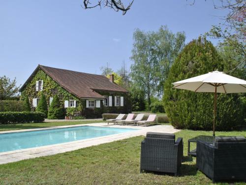 Magnificient Mansion Located In Burgundy With A Pool