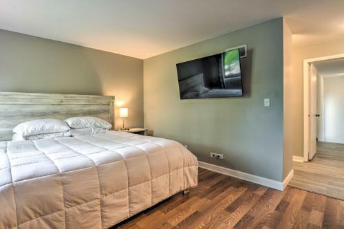 Schaumburg Townhome About 30 Miles To Chicago!