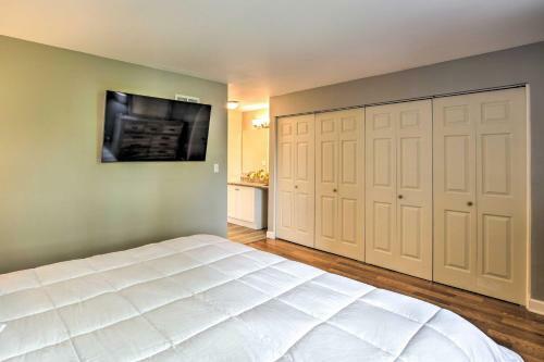 Schaumburg Townhome About 30 Miles To Chicago!