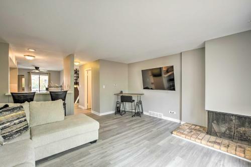 Schaumburg Townhome About 30 Miles To Chicago!
