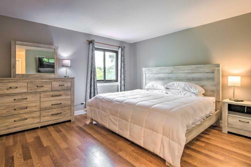 Schaumburg Townhome About 30 Miles To Chicago!
