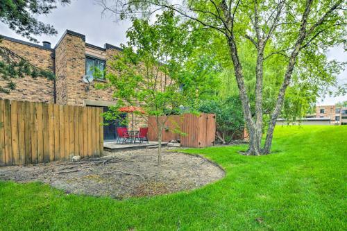 Schaumburg Townhome About 30 Miles To Chicago!