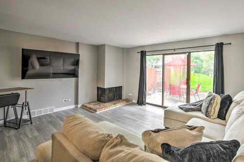 Schaumburg Townhome About 30 Miles To Chicago!