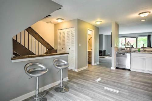 Schaumburg Townhome About 30 Miles To Chicago!