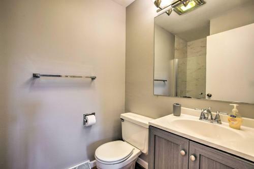 Schaumburg Townhome About 30 Miles To Chicago!