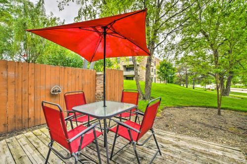 Schaumburg Townhome About 30 Miles To Chicago!