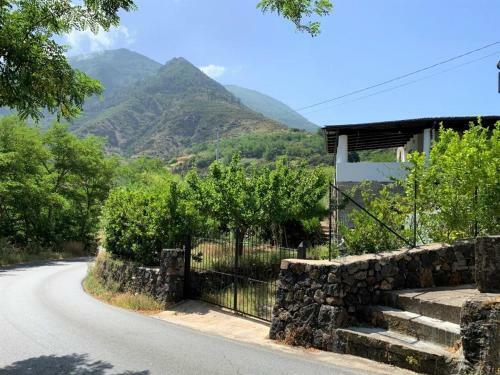 Casa Mia - Ampio Bilocale Con Giardino A Malfa
