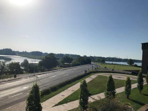 Panoramic Lake Apartment