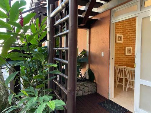 Casa Chamosa Na Rua Da Praia - Cant�o Juquehy