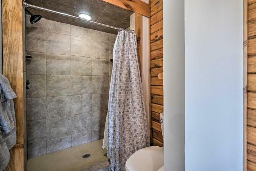 Idyllic Lakeview Lodge With Private Hot Tub!