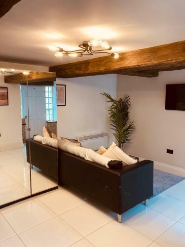 Lancaster Central Contemporary Studio Apartment- 4